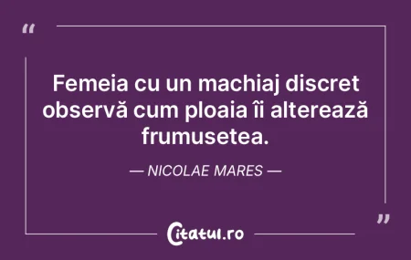 Femeia cu un machiaj discret observă cu... Femeia cu un machiaj discret observă cu...